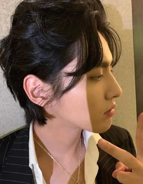 毕竟只露出了一个侧脸,吴亦凡的侧脸鼻子还是很高的,视频中的男人