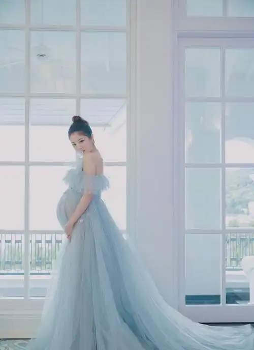 安以轩晒孕照大秀好身材,接受采访时表示害羞,意外透露孩子名字