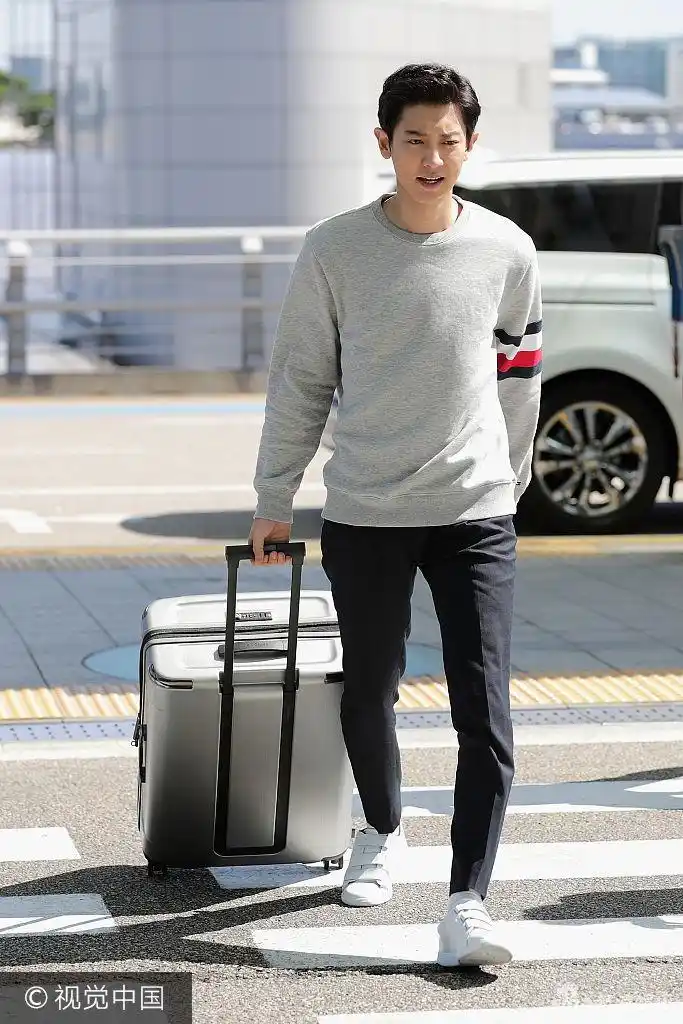 组图:朴灿烈灰色运动衣显帅气有型 冲镜头比耶卖萌画风可爱_高清图集