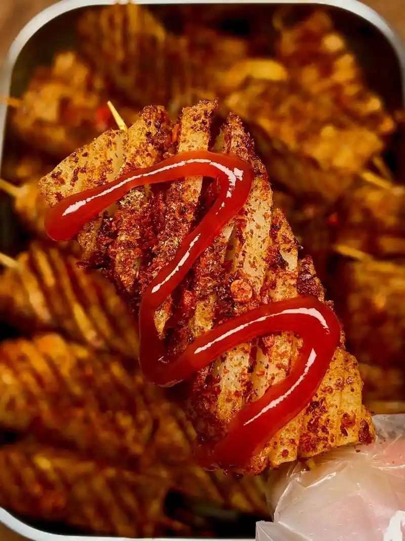 夜市的旋风薯塔真的好好吃 咱也能做出来,做法也简单,只需要两根筷子