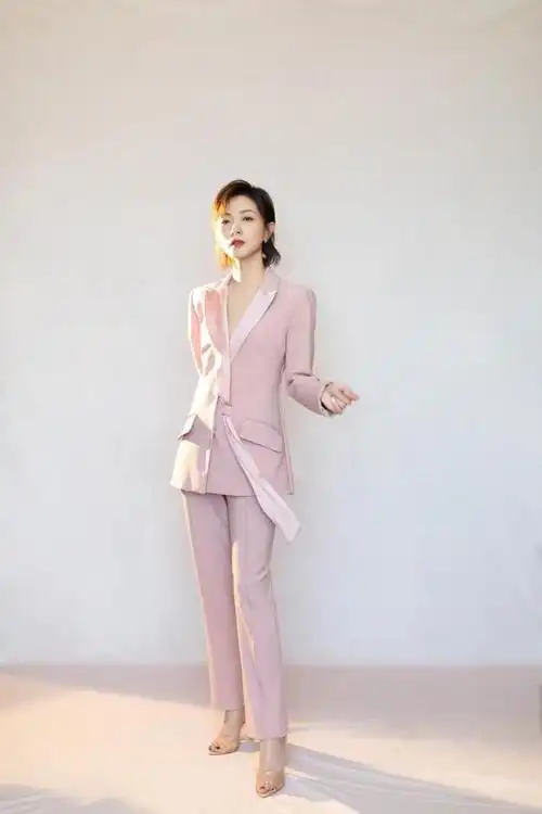 万茜穿毛绒外套配豹纹紧身黑皮裤勒出细腿姿态随性气场足