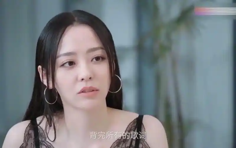 张靓颖上访谈节目,穿黑色蕾丝内衬搭配吊带ol裙子,女王范十足