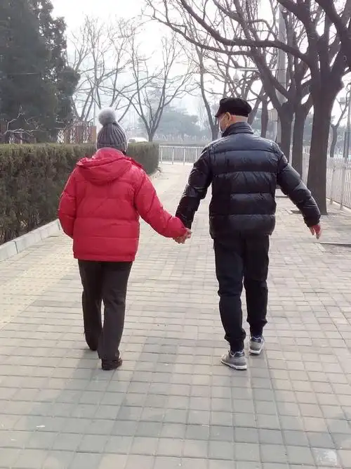 2018年春节饭后姐弟俩手牵着手散步