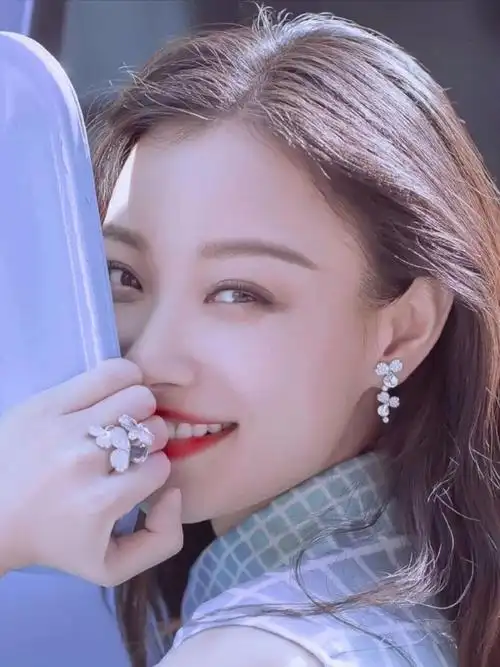 1瘦脸,早期脸比较宽,肉肉的不上镜 2双眼皮,早期有些内双 3鼻子,早期