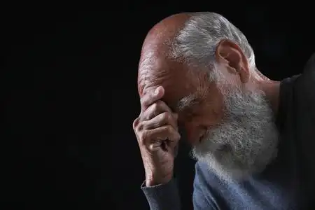 高级悲伤在黑色背景上的悲伤高级人照片