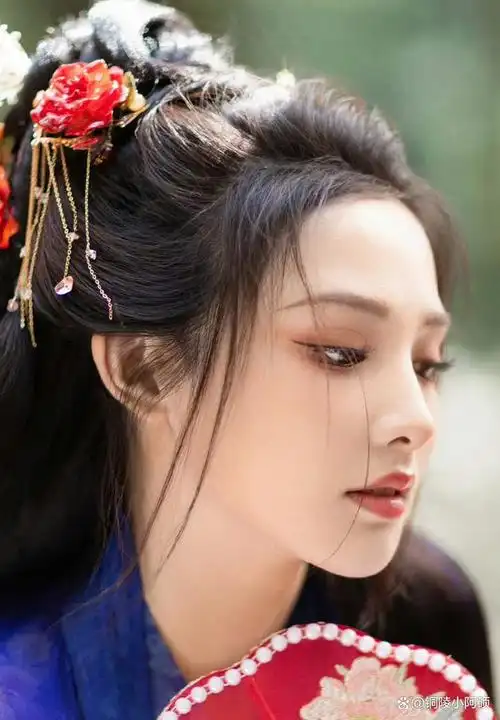 彭小苒的古风氛围感好强,古装造型好美!