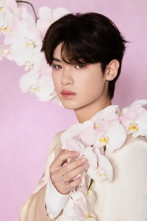 黄明昊花团锦簇写真##黄明昊白西装