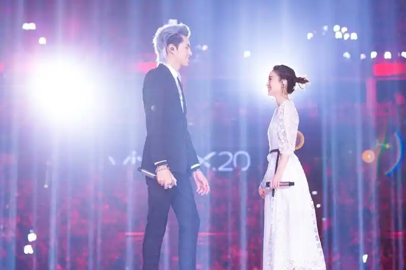 吴亦凡深情拥抱赵丽颖图片 江苏卫视跨年演唱会精彩花絮图片