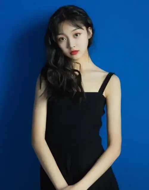 原创曲芷含长大了穿自己设计的婚纱网友怀疑这是一个15岁的孩子