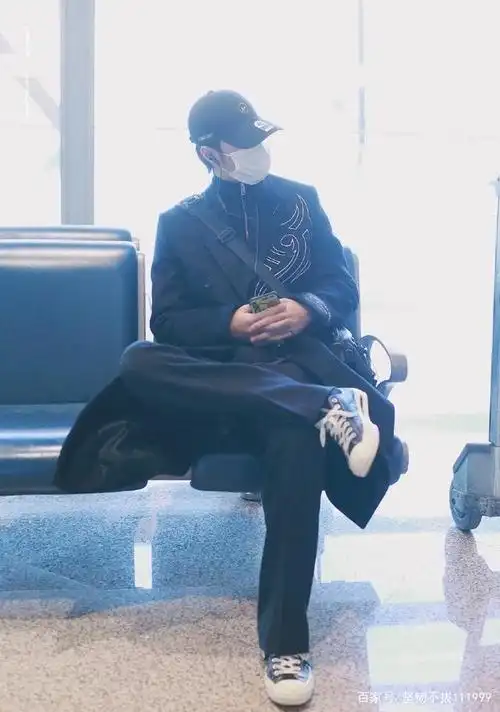 王一博机场造型合集,简约时尚,青春气息满满