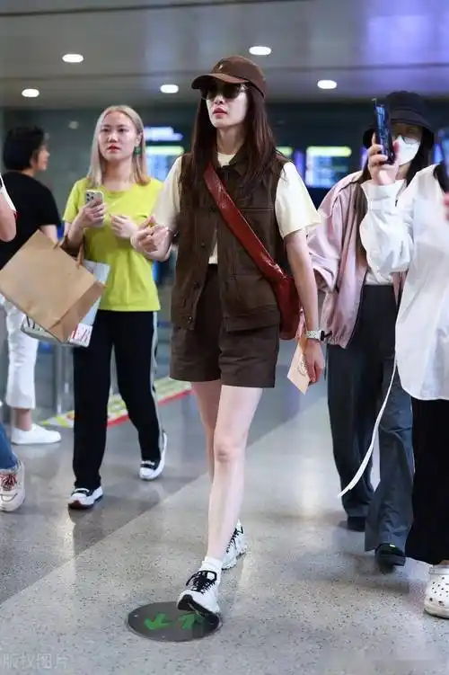 江疏影现身上海机场,休闲装扮随性自在