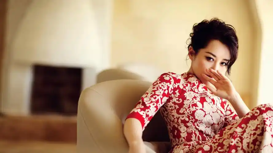 性感美女许晴印花红裙时尚写真桌面壁纸下载