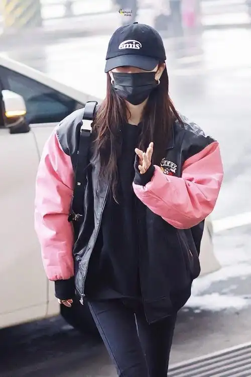 杨幂粉黑棒球服