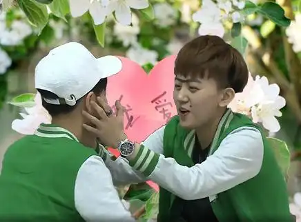 黄汐源张晓钰零距离捧脸kiss 《超女扒卦社》撩妹篇鸡冻上线