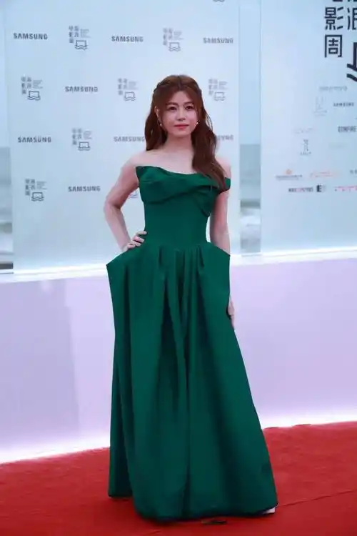 穿连衣裙的时候可别忽视了发型哦,就像陈妍希选择这种时髦的公主卷发