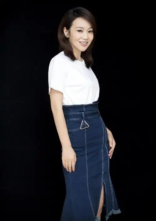 闫妮瘦身成功不仅身材火辣性感穿牛仔连衣裙比21岁女儿更嫩