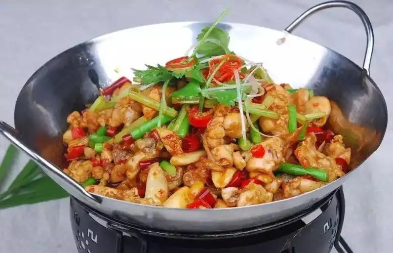 食材:牛蛙,莲藕,土豆,莴笋,香菜,豆瓣酱,蒜,姜,八角,十三香,葱,花椒