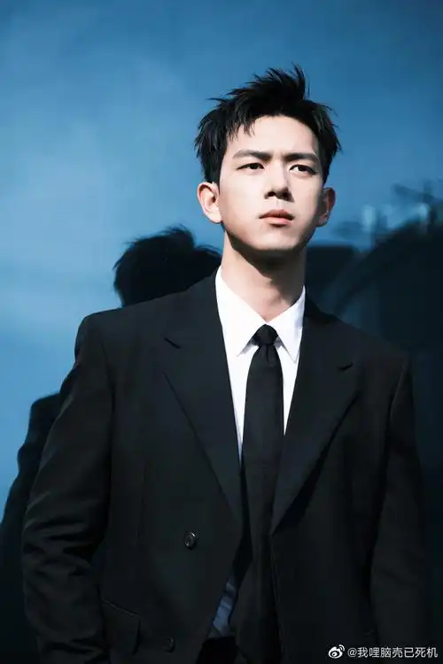 李现行走的西装暴徒