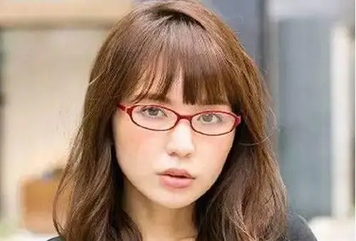 5种脸型适合的眼镜,选对会很美