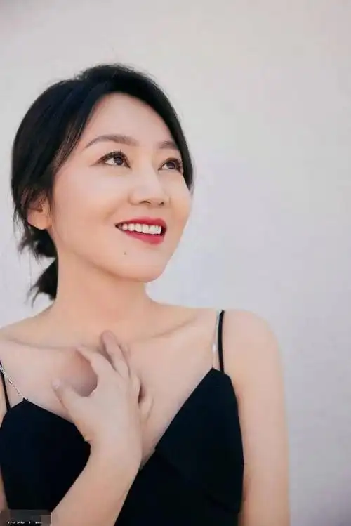 闫妮在第17届first青年影展上亮相黑色吊带礼裙展现优雅身姿