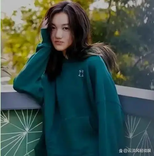 王菲母女同框菲姐颈纹暴露年龄李嫣身高赶上妈妈模样变化大