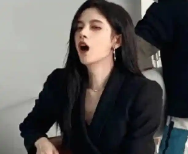 鞠婧祎打哈欠被抓拍,看清照片的那一刻,瞬间心跳加速!_工作_状态_千年