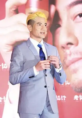 继陈志朋后,53岁郭富城也刮"妖风"?染一半的大背头造型翻车