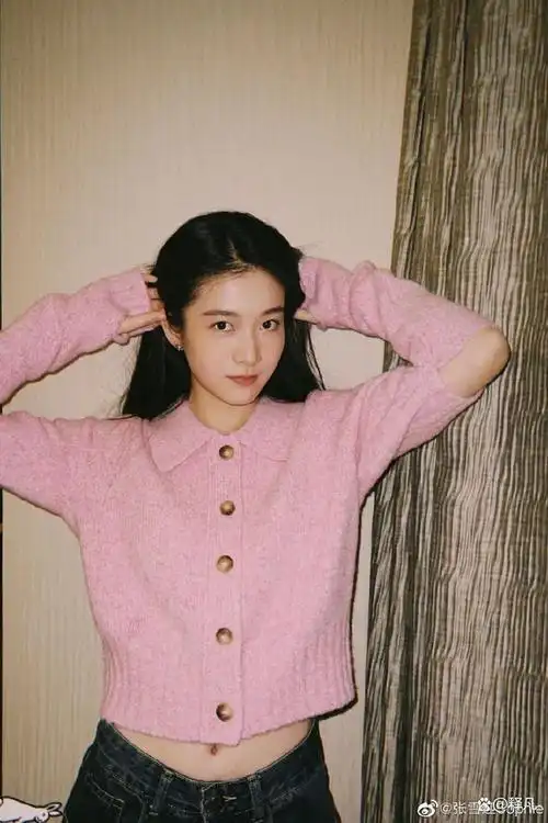 张雪迎穿短款上衣大秀小蛮腰!肤白貌美风情万种太惊艳了