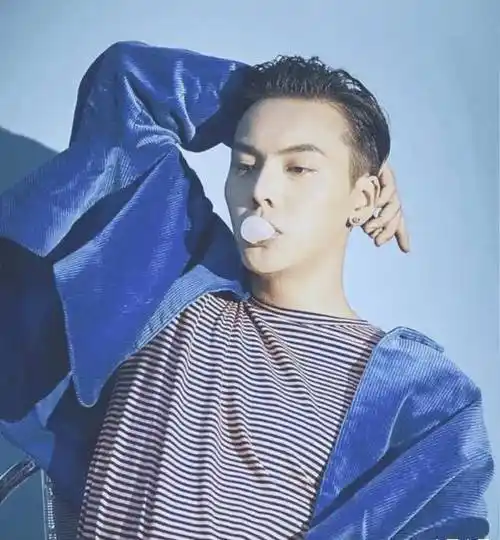 原创陈伟霆剃头照曝光这次比自己剪的寸头还短男神气质难抵挡