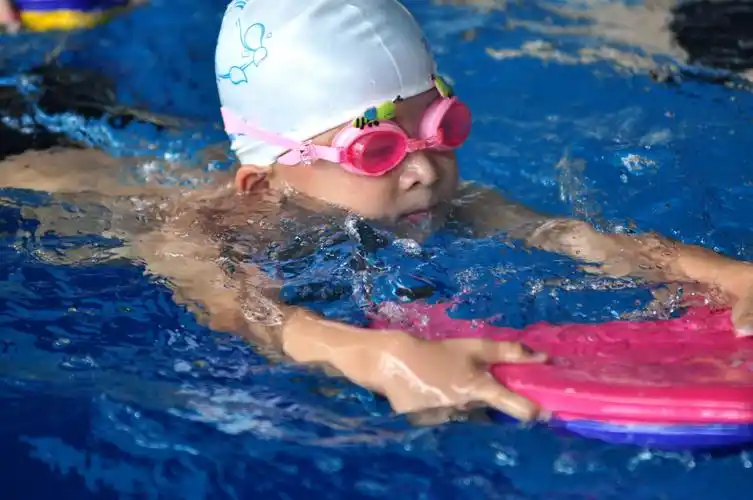 室内恒温游泳课免费体验,欢迎大家组团体验.