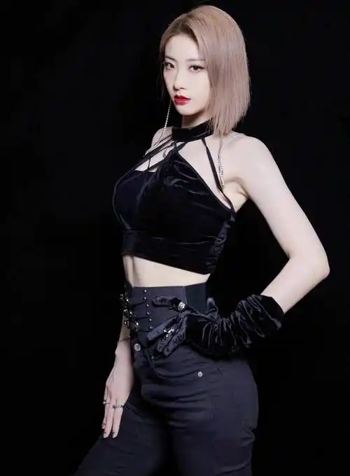 照片里喻言身穿黑色露肩上衣,扎着高马尾发型,妆容淡雅,看上去元气