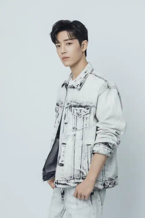 肖战发布2020年全新个人单曲《光点》,上线即刷屏,掀起网络热议,登顶