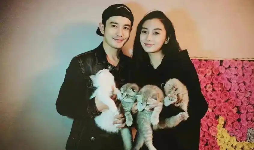 黄晓明baby最后同框画面曝光!爸爸抱娃妈妈紧随,一家三口好温馨