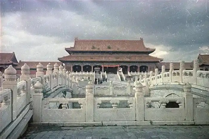 老照片:1949年的北京故宫,游客稀少却很清静