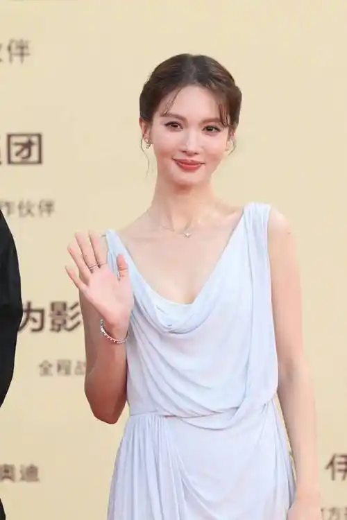 金晨靓丽写真大秀修长美腿!不是丰乳肥臀性也能性感火辣