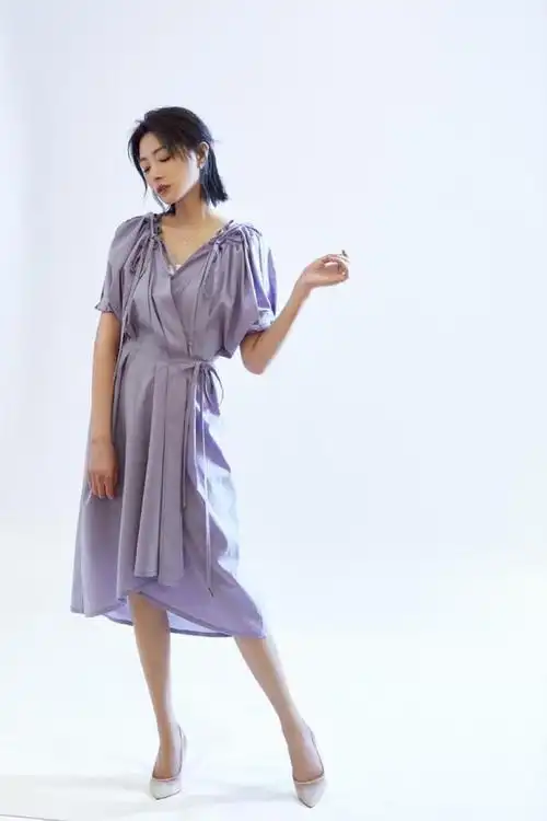 万茜穿毛绒外套配豹纹,紧身黑皮裤勒出细腿,姿态随性气场足|v领|抹胸