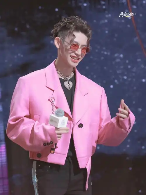 小鬼王琳凯[超话]##小鬼王琳凯跨次元新星##小鬼粉色鬓角