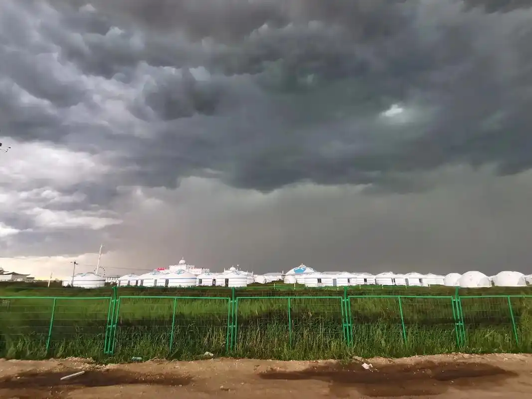 草原的雨天有多美!#暴风雨来临的前奏 #云朵涌动似巨浪海啸  - 抖音