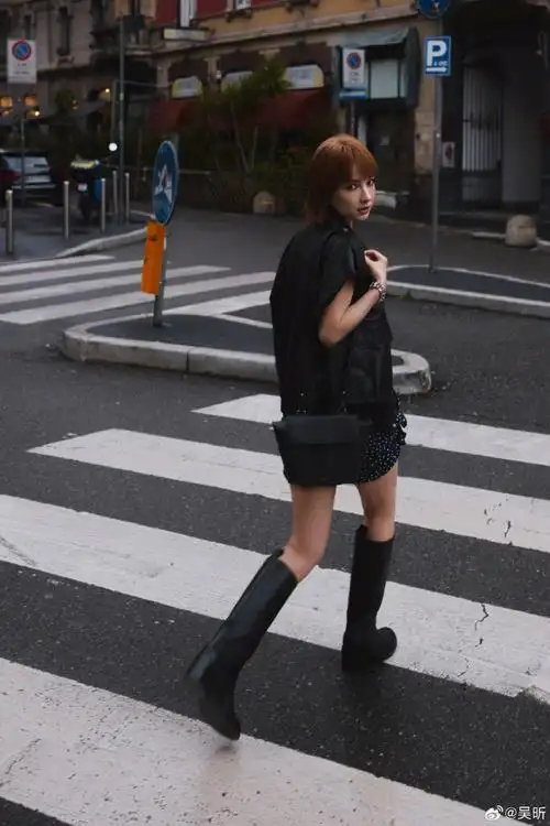 吴昕金色短发#    吴昕金色短发77皮衣造型96米兰限定版时髦小吴