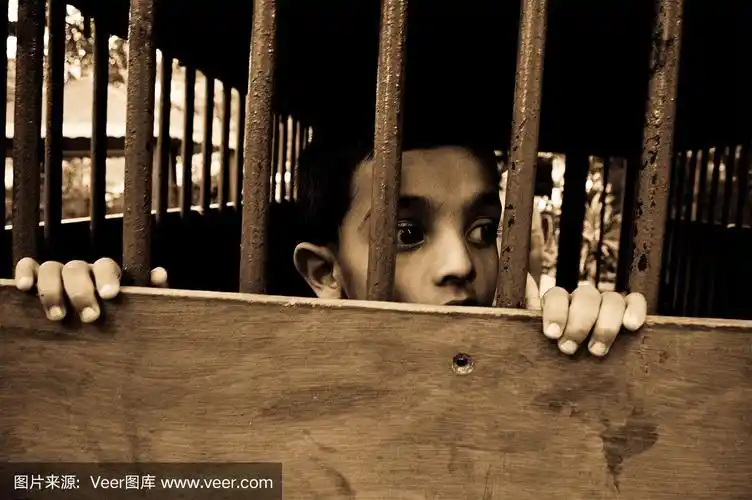 关在笼子里的孩子