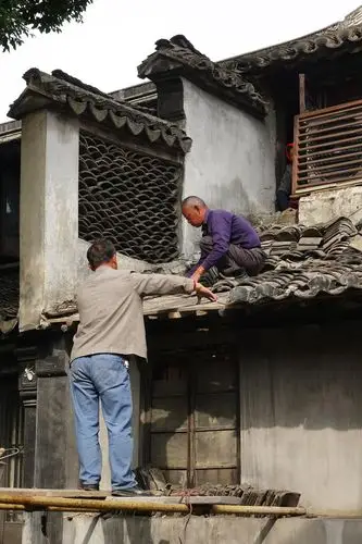我们从匠人细致的工作中,读到了甪直人对古建筑的爱护