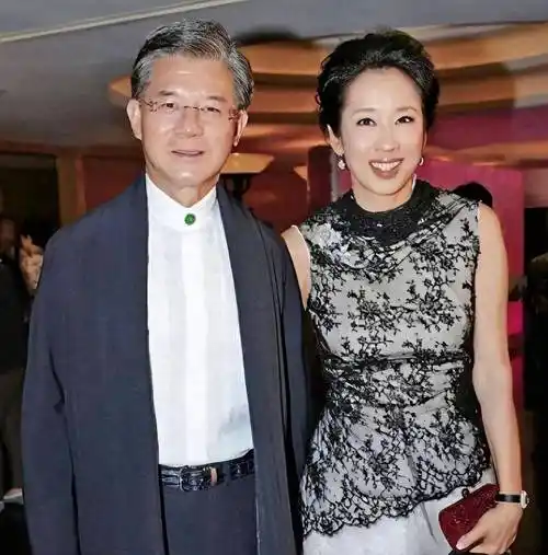 甚至2008年,罗康瑞和朱玲玲举办婚礼的时候,罗康瑞的儿子也没有出席.