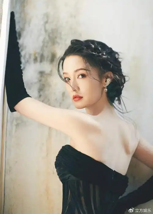 李沁身着黑色抹胸长裙气质优雅 盘发造型温柔大方|李沁|抹胸|造型