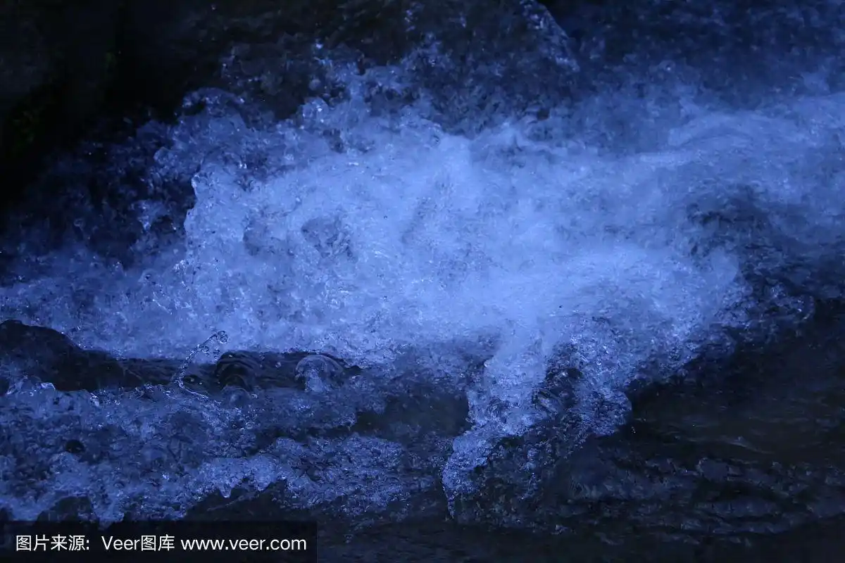 在阿扎德克什米尔,纯净的水晶水和深蓝色的背景