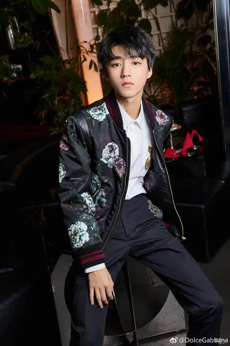 品牌官博更新王俊凯微博 优雅与个性游刃有余