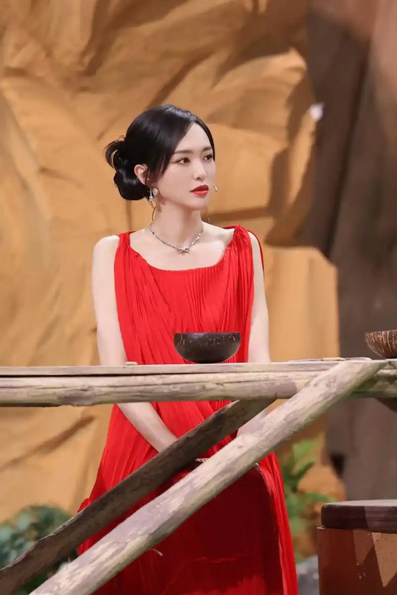 穿着一袭红色百褶连衣裙温柔中带着娇俏,好美,搭配低盘发超有气质