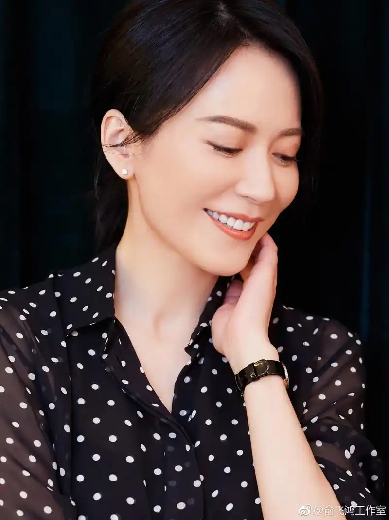 47岁俞飞鸿终于剪对发型了!一款短发减龄20岁,却意外的有气质