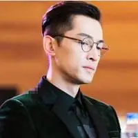 戴眼镜四十岁男人微信头像点击鼠标右键下载