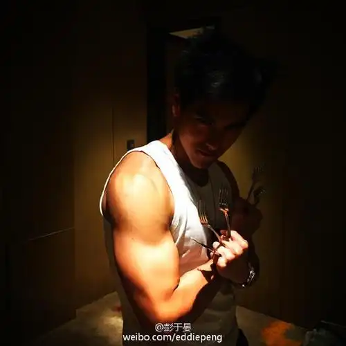10月10日晚,彭于晏在微博晒出一组大秀身材的照片,称"我不是个随便给