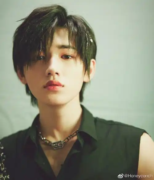 宋亚轩美式证件照#露喉结拍照姿势 轩哥越来越娴熟05